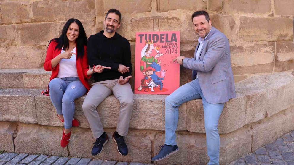 El autor del cartel Ezequiel Cossati junto al alcalde de Tudela, Alejandro Toquero y la concejala Verónica Gormedino. AYUNTAMIENTO DE TUDELA