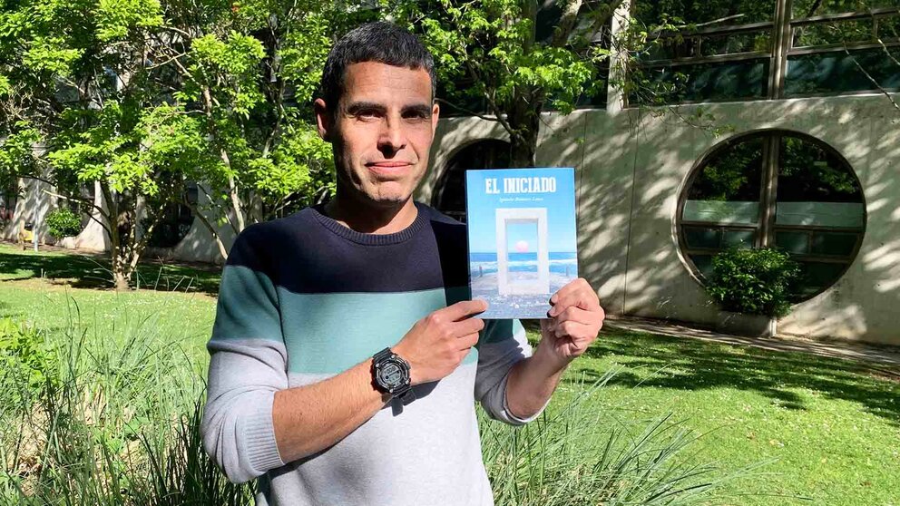 Ignacio Romero Lana muestra su libro 'El Iniciado' en los jardines de la UPNA en Pamplona. Navarra.com