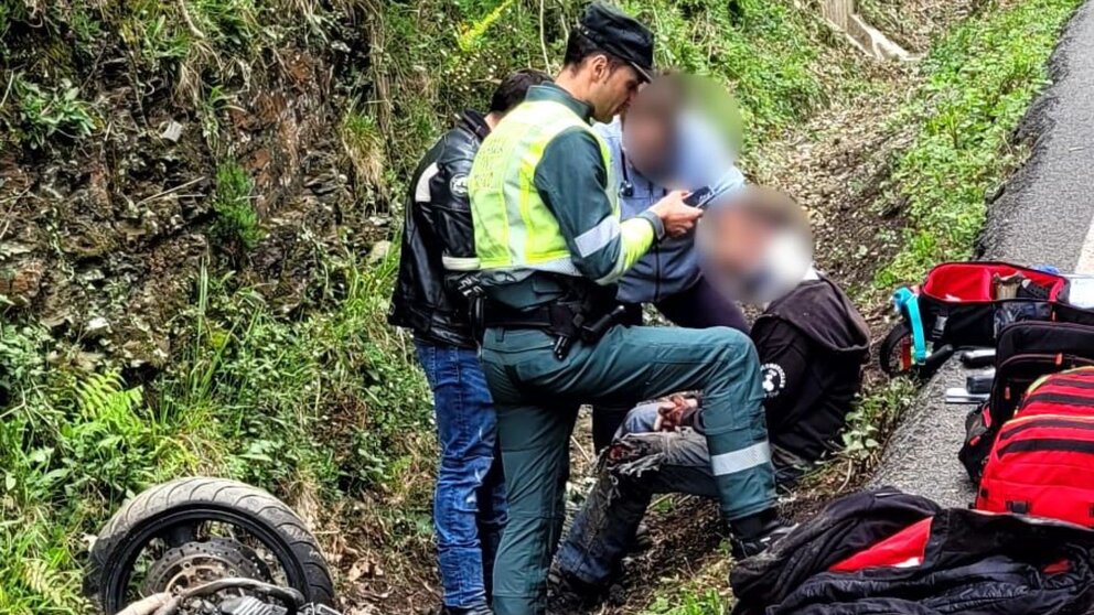 La Guardia Civil de Navarra atiende a los heridos tras el accidente de moto en Baztán. GUARDIA CIVIL