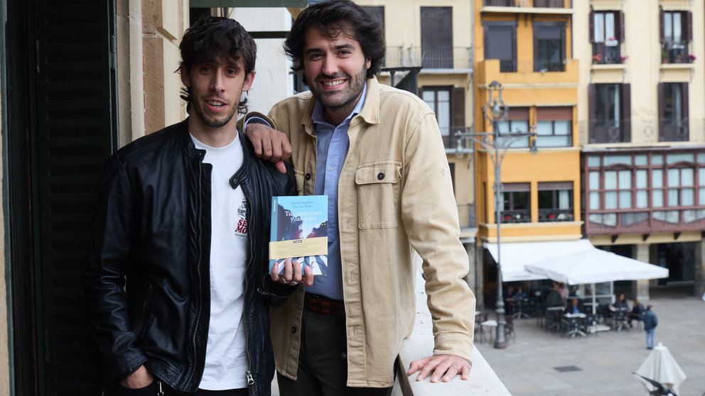 Presentación del libro “Tus canciones y las mías” del periodista navarro Daniel Ramírez acompañado del músico Javi Robles. IÑIGO ALZUGARAY