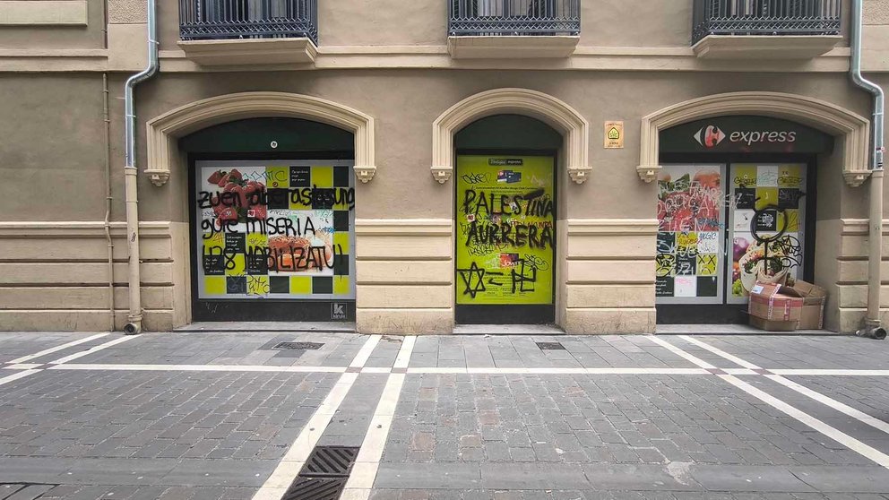 Pintadas en el Carrefour Express de la calle Mayor en Pamplona. NAVARRA.COM