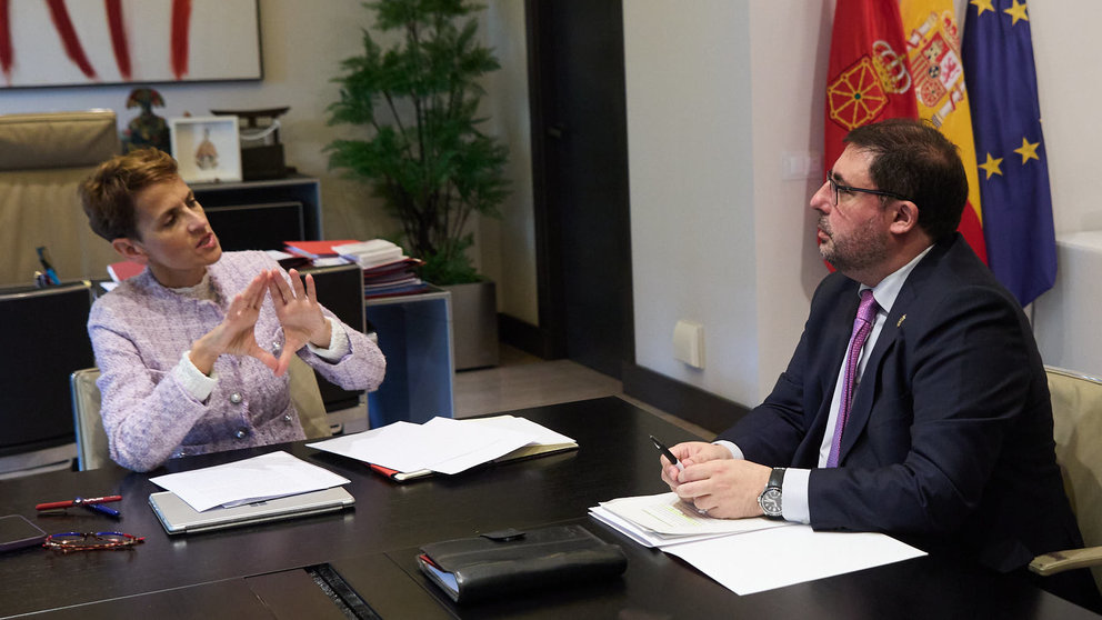 La presidenta de Navarra, María Chivite, se reúne con el presidente del Parlamento de Navarra, Unai Hualde, en el despacho de la presidenta en el Palacio de Navarra. IÑIGO ALZUGARAY