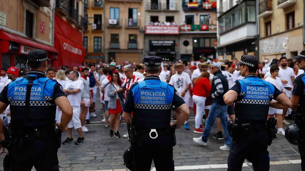 Policías municipales desplegados en la Plaza Consistorial de Pamplona, horas antes del chupinazo anunciador de los Sanfermines 2023. EFE/ Rodrigo Jiménez