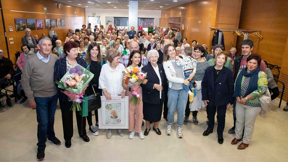 Magdalena Pérez de Albéniz junto a su familia el día que cumplía 100 años. AYUNTAMIENTO DE PAMPLONA