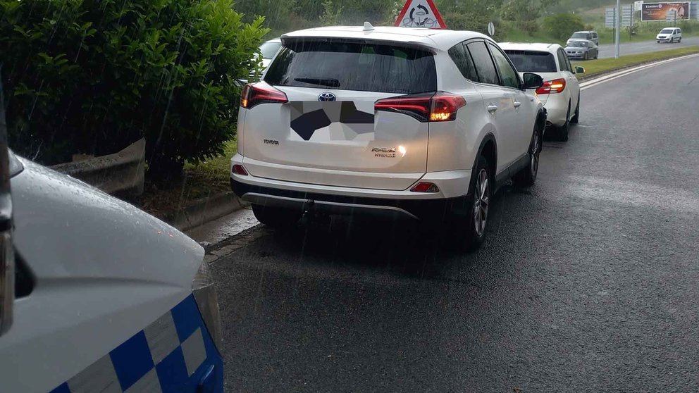 La conductora embistió el coche que le precedía justo debajo del puente sobre las vías del tren en San Jorge. POLICÍA MUNICIPAL DE PAMPLONA