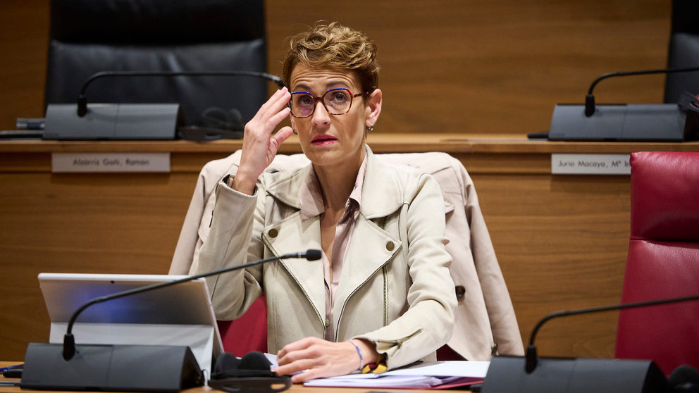 María Chivite en su asiento minutos antes de comienzo del pleno. PABLO LASAOSA