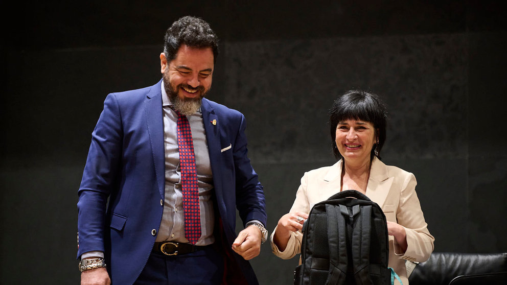 Ramón Alzórriz del PSN junto a Laura Aznal de EH Bildu minutos antes del comienzo del pleno. PABLO LASAOSA