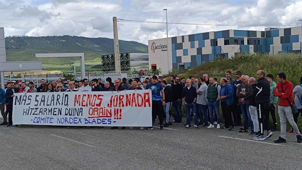 Trabajadores de Nordex (Acciona) de la planta de Lumbier, en una concentración. ELA