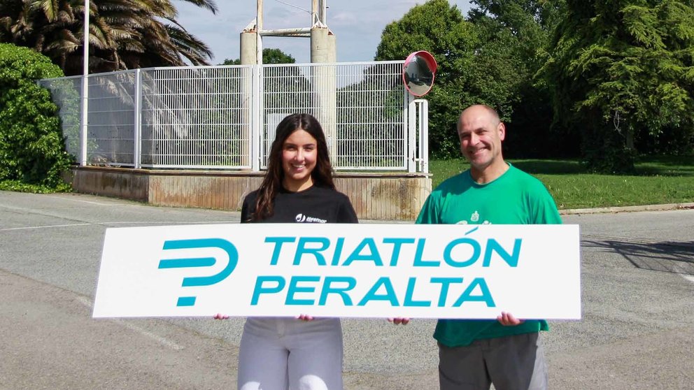 De izquierda a derecha, Sara Guindulain, responsable de Marketing en Jofemar y Jose Luis Pascual León, fundador del Club Triatlón Atalaya. PABLO OLLOQUI GOYA