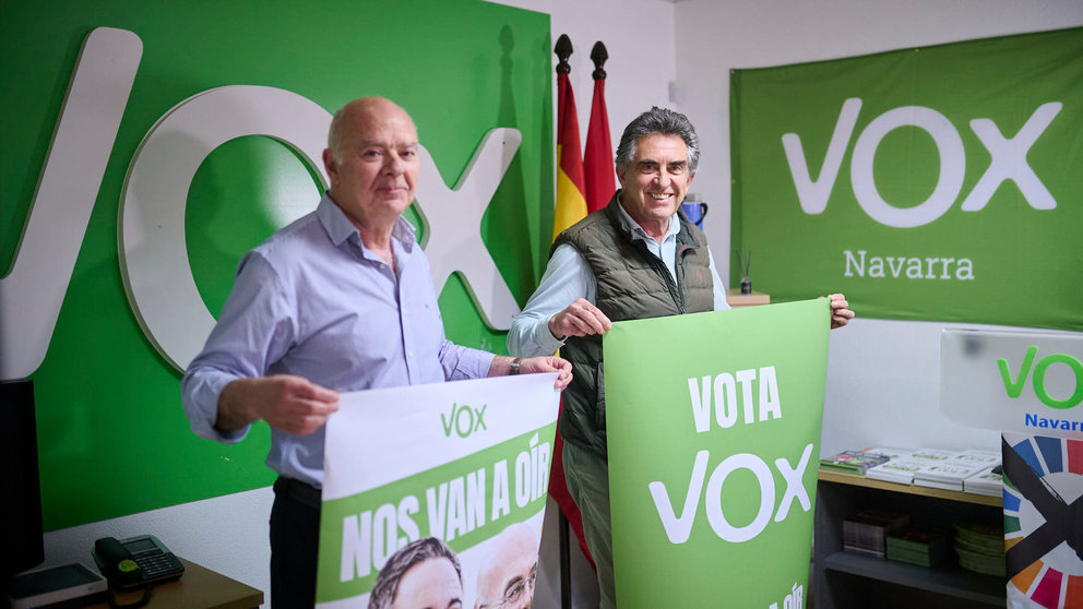 Vox realiza una pegada simbólica de carteles con motivo del inicio de la campaña para las elecciones europeas. PABLO LASAOSA