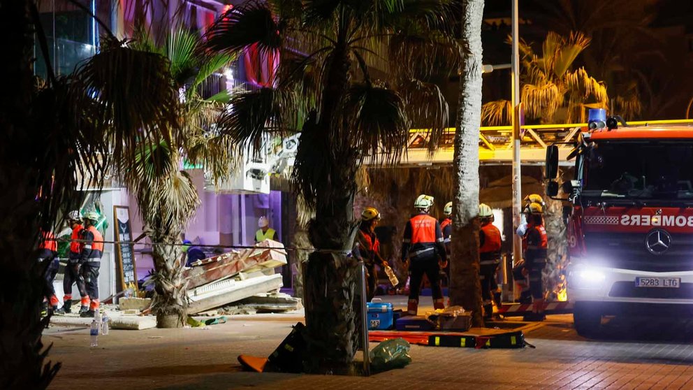 Cuatro personas han fallecido y al menos 27 han resultado heridas al desplomarse en la Playa de Palma el restaurante 'Medusa Beach Club'. EFE/Cati Cladera