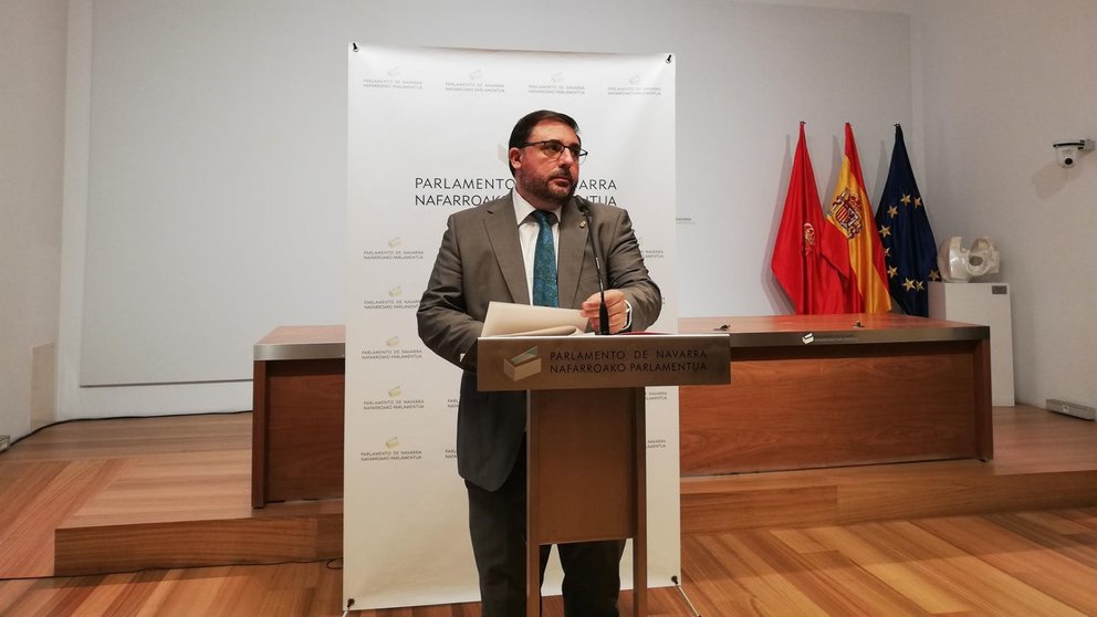 El presidente del Parlamento de Navarra, Unai Hualde, en la rueda de prensa en la que ha presentado el borrador de código de conducta para la Cámara foral. - EUROPA PRESS