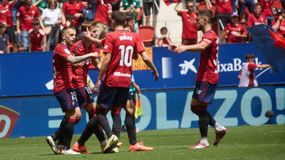 Los jugadores de Osasuna celebran el gol de Ante Budimir (1-0) durante el partido de La Liga EA Sports entre CA Osasuna y Villarreal CF disputado en el estadio de El Sadar en Pamplona. IÑIGO ALZUGARAY