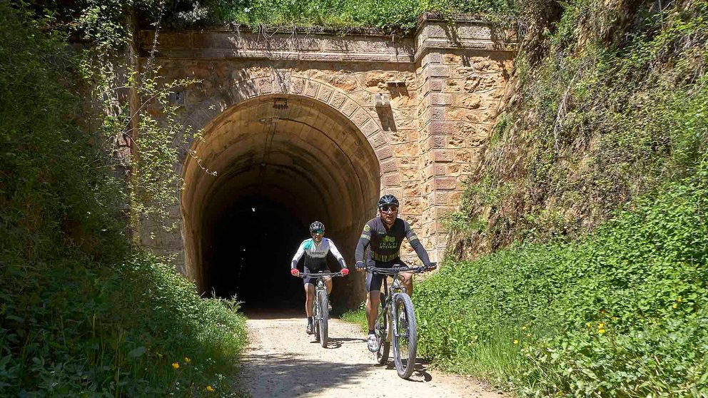 Dos ciclistas cruzan el Túnel de Arquijas, cerca de la localidad de Acedo en Navarra. Javier Campos