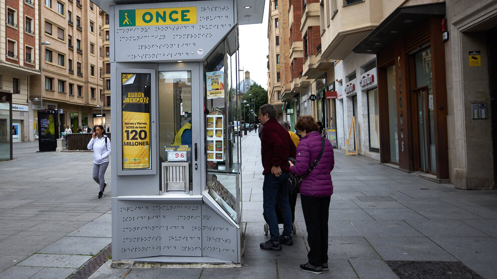 Puesto de venta de lotería de la ONCE en Pamplona. IÑIGO ALZUGARAY