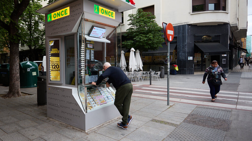 Puesto de venta de lotería de la ONCE en Pamplona. IÑIGO ALZUGARAY