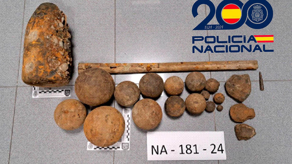 La Policía Nacional recoge y analiza un artefacto real y otros elementos militares antiguos encontrados en el Arga. POLICÍA NACIONAL