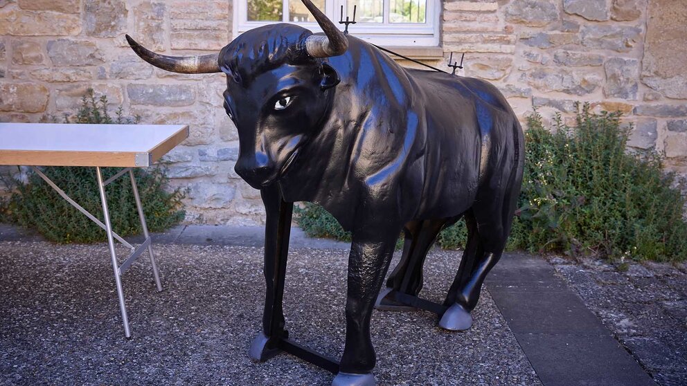 Puesta a punto de un toro de fuego de San Fermín por parte de los empleados de Servicios Sociales de Pamplona. AYUNTAMIENTO DE PAMPLONA