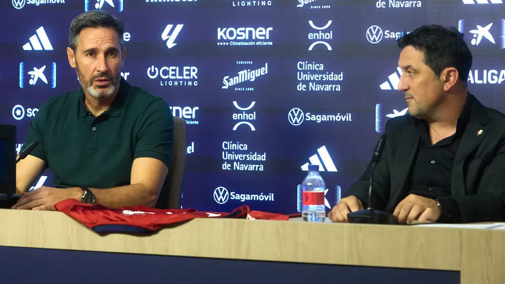 Presentación de Vicente Moreno como nuevo entrenador del Club Atlético Osasuna, en la que ha estado acompañado por el presidente rojillo, Luis Sabalza, y el director deportivo del equipo, Braulio Vázquez. IÑIGO ALZUGARAY