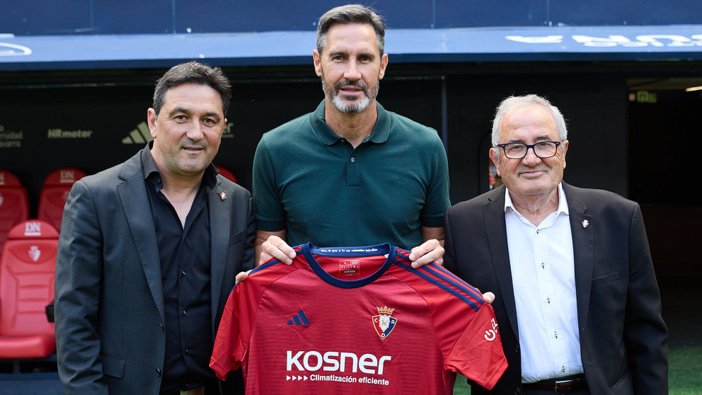 Presentación de Vicente Moreno como nuevo entrenador del Club Atlético Osasuna, en la que ha estado acompañado por el presidente rojillo, Luis Sabalza, y el director deportivo del equipo, Braulio Vázquez. IÑIGO ALZUGARAY
