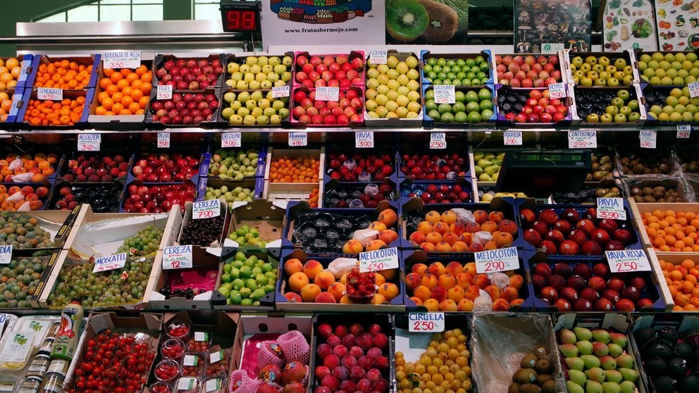 Imagen de una de las fruterías en el Mercado del Ensanche de Pamplona ARCHIVO