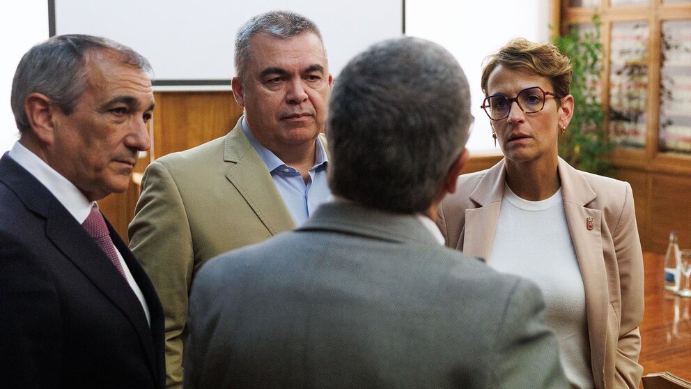 MADRID, 28/05/2024.- La presidenta de Navarra, Maria Chivite (d), habla con el secretario de estado de Medio Ambiente, Hugo Morán (2-d); el consejero navarro de Cohesión Territorial, Oscar Chivite (i); y el diputado socialista por Navarra, Santos Cerdán (2-i), antes de la reunión de este martes en Madrid. EFE/Sergio Pérez