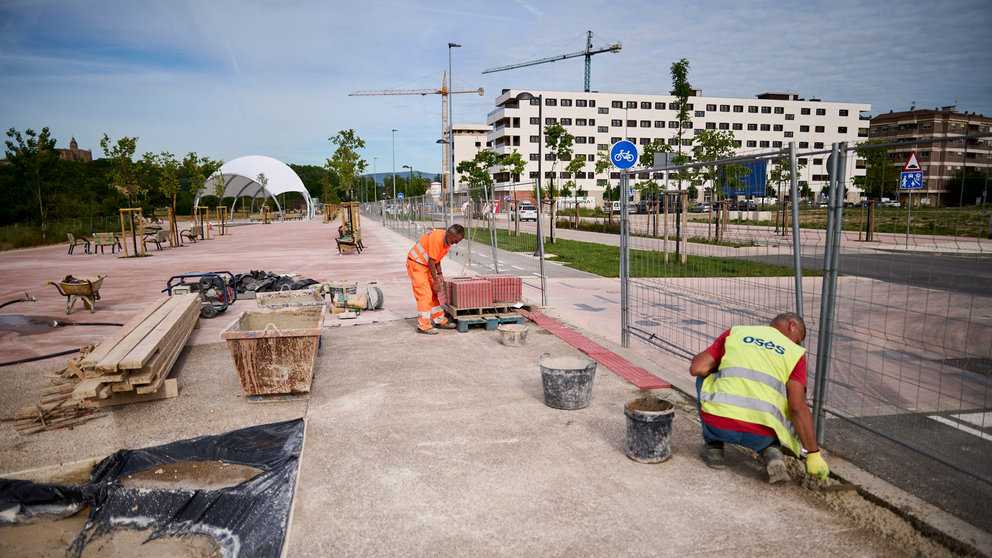 Miembros de la Gerencia y de la Comisión de Urbanismo visitan las obras de la segunda fase del parque de la Magdalena, en el barrio de Txantrea, que están próximas a concluir. PABLO LASAOSA