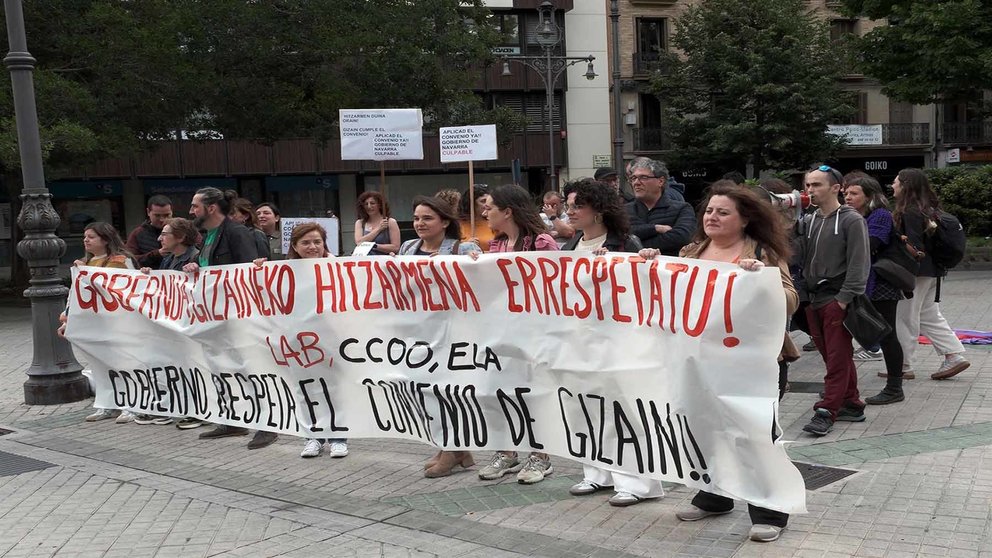 Concentración de trabajadores de Gizain frente al Parlamento de Navarra. - LAB