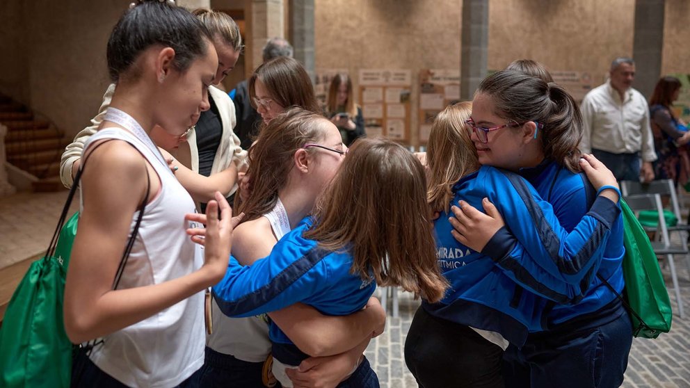 El Ayuntamiento de Pamplona recibe en el Palacio de Condestable al equipo de gimnasia rítmica adaptada Otra Mirada para reconocer su trayectoria, que obtuvo 4 medallas en el Campeonato de España. SERGIO MARTÍN