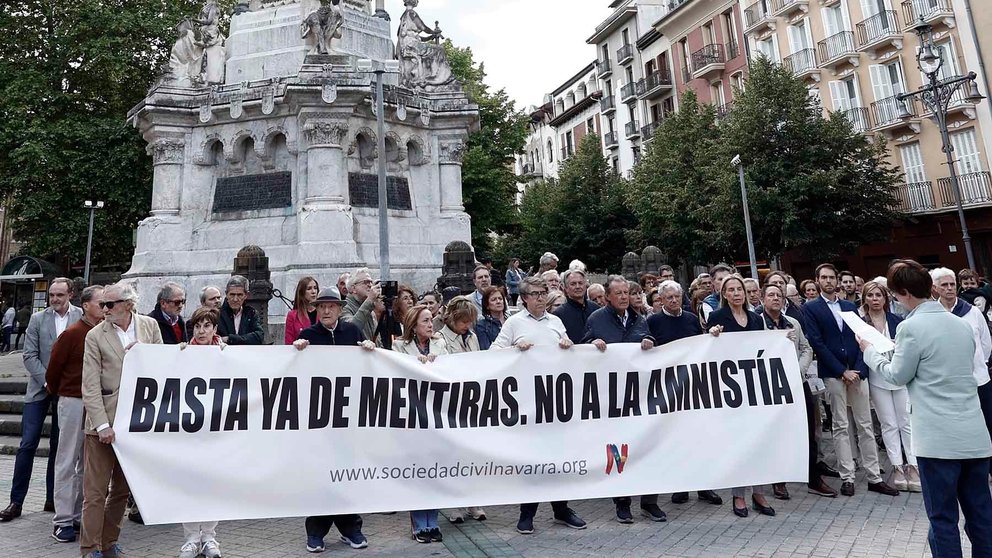 Momento de la concentración silenciosa convocada por Sociedad Civil Navarra frente al Monumento a los Fueros contra la Ley de Amnistia.  EFE/ Jesús Diges