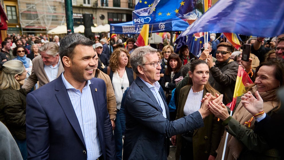 El presidente del Partido Popular, Alberto Núñez Feijóo, clausura un mitin electoral junto al presidente del PP de Navarra, Javier García con la intervención de el candidato navarro al Parlamento Europeo Antonio López Istúriz y la coordinadora de campaña y concejala del Ayuntamiento de Pamplona, Carmen Alba. PABLO LASAOSA