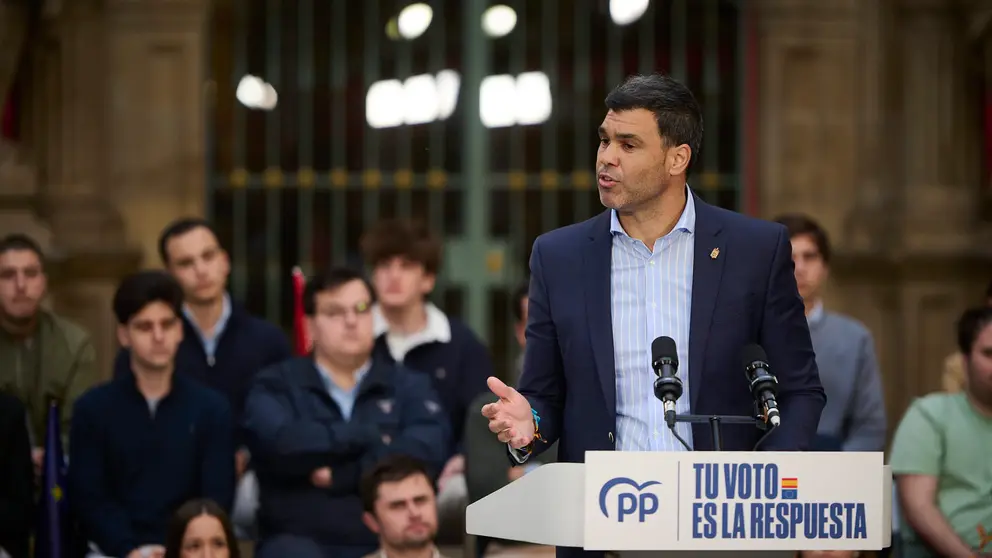 El presidente del Partido Popular, Alberto Núñez Feijóo, clausura un mitin electoral junto al presidente del PP de Navarra, Javier García con la intervención de el candidato navarro al Parlamento Europeo Antonio López Istúriz y la coordinadora de campaña y concejala del Ayuntamiento de Pamplona, Carmen Alba. PABLO LASAOSA