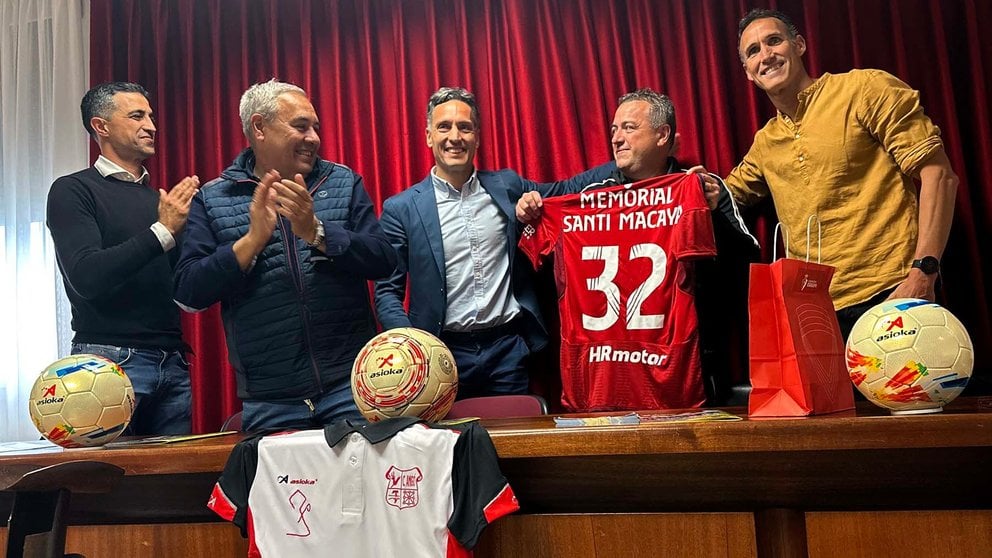 De izquierda a derecha: Xabi Larraya, Alberto Paniagua, Borja Macaya, Félix Vergara y Daniel Macaya. El responsable del proyecto externo de la cantera de Osasuna entregó a la familia Macaya una camiseta del club rojillo.