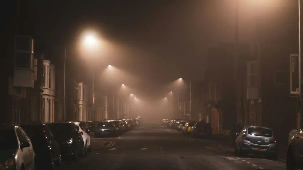 Farolas iluminando una calle. GROOVELAND DESIGN / UNSPLASH