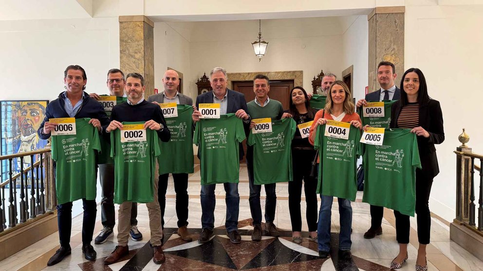 Foto familia presentación X Marcha contra el cáncer en Pamplona. AECC Navarra