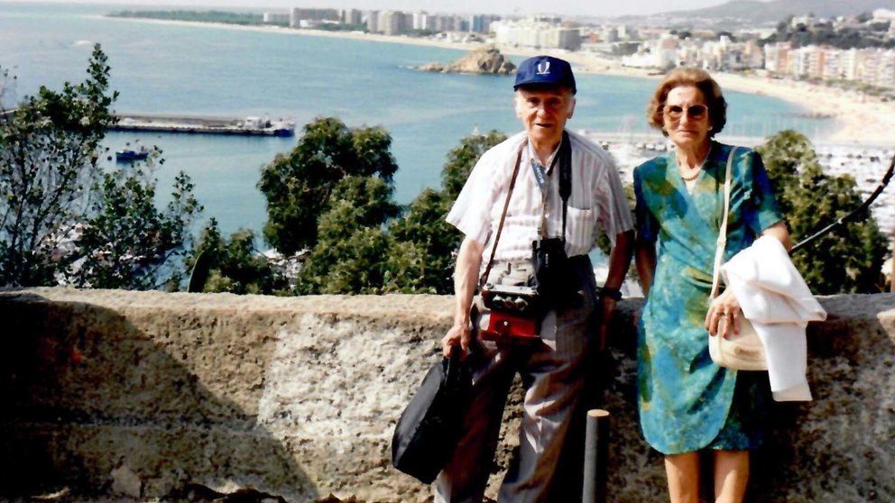 Foto 01. Javier Cejuela lleva colgada una cámara estereoscópica, junto a su mujer, Paula Valentín (Cortesía de la familia)