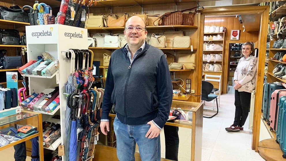 Jesús y Uxua Cebrián Leyún en la tienda bolsos Cebrián en Pamplona. Navarra.com