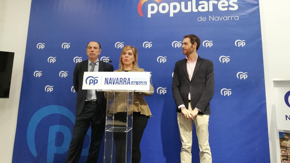 Amelia Salanueva, secretaria general del PP de Navarra, acompañada por los diputados Carlos García Adanero y Sergio Sayas. - EUROPA PRESS