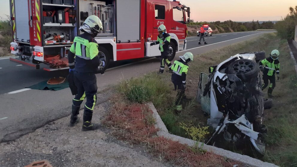 Los efectivos de emergencias trabajan en el lugar del accidente en Cascante. BOMBEROS DE NAVARRA