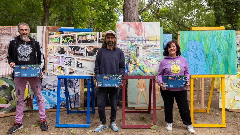 De izquierda a derecha, Manuel Fernández (accésit), Álvaro Gil (primer premio) y Zuriñe Coronado (accésit) junto a sus obras. MCP