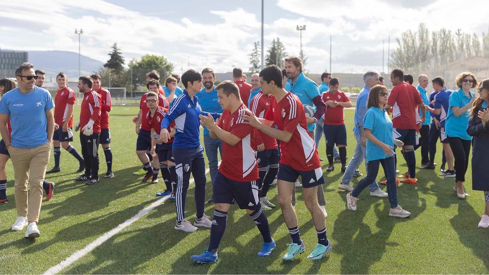 Voluntarios de CaixaBank y jugadores del C.A Osasuna Genuine. Voluntariado CaixaBank