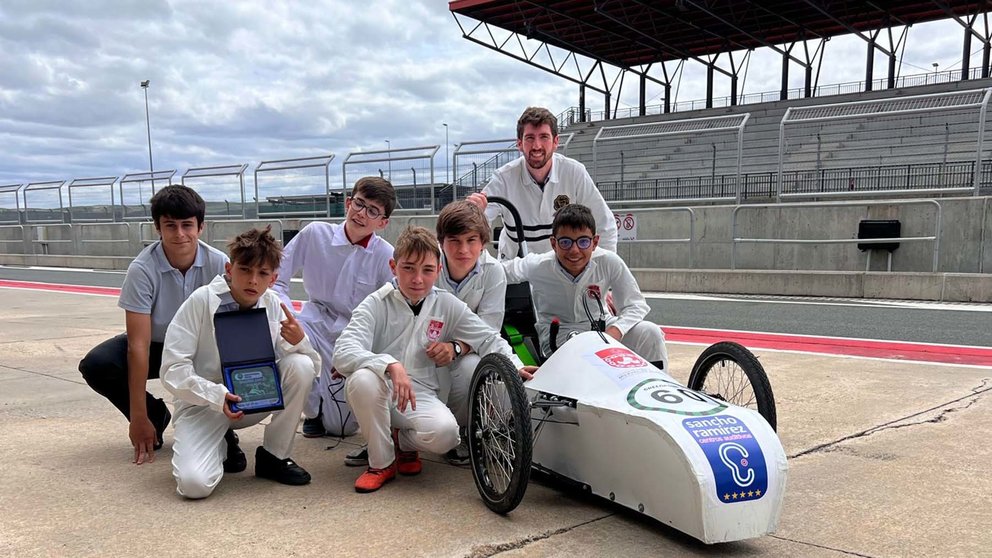 El equipo del colegio Miravalles-El Redín posando victoriosos junto a su bólido. Cedida