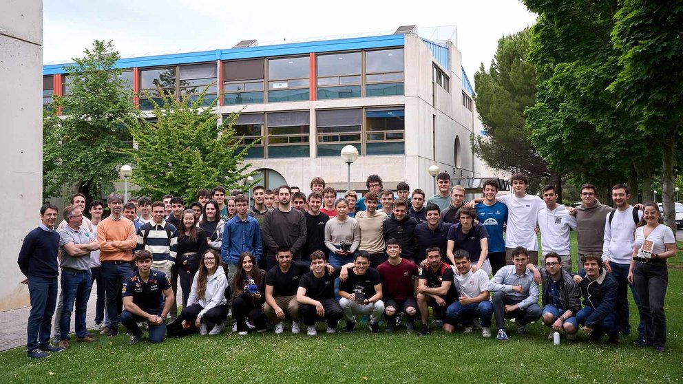 Estudiantes participantes en la competición de diseño de robots, junto a ponentes y organizadores de la jornada de electrónica de competición. UPNA