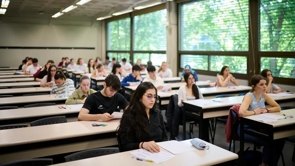 Miles de jóvenes se realizan la Evaluación para el Acceso a la Universidad (EvAU) en la UPNA. PABLO LASAOSA