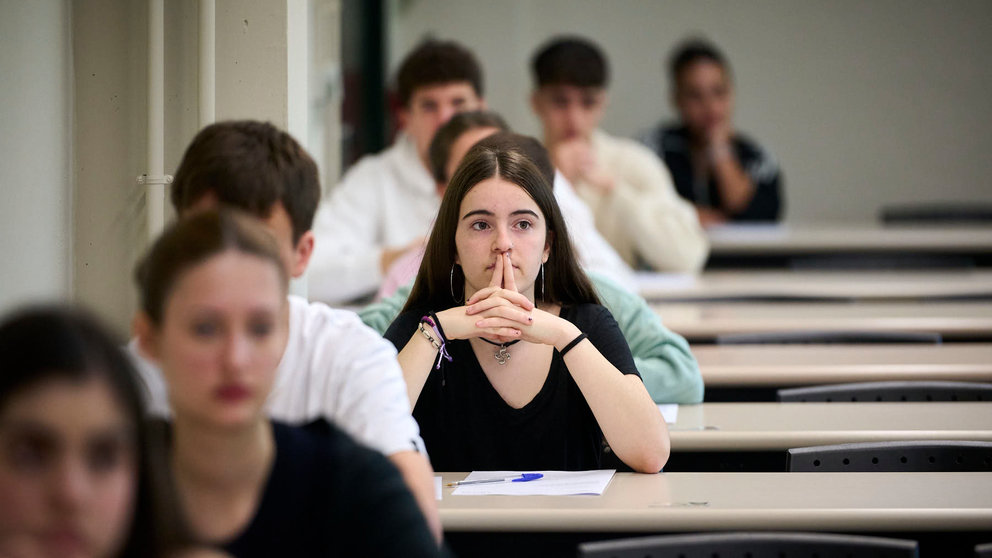 Miles de jóvenes se realizan la Evaluación para el Acceso a la Universidad (EvAU) en la UPNA. PABLO LASAOSA