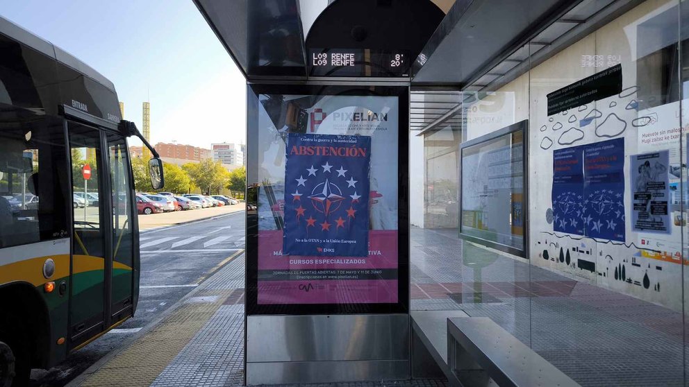 Carteles con propaganda política en la UPNA el día que comienza la EvAU. NAVARRA.COM