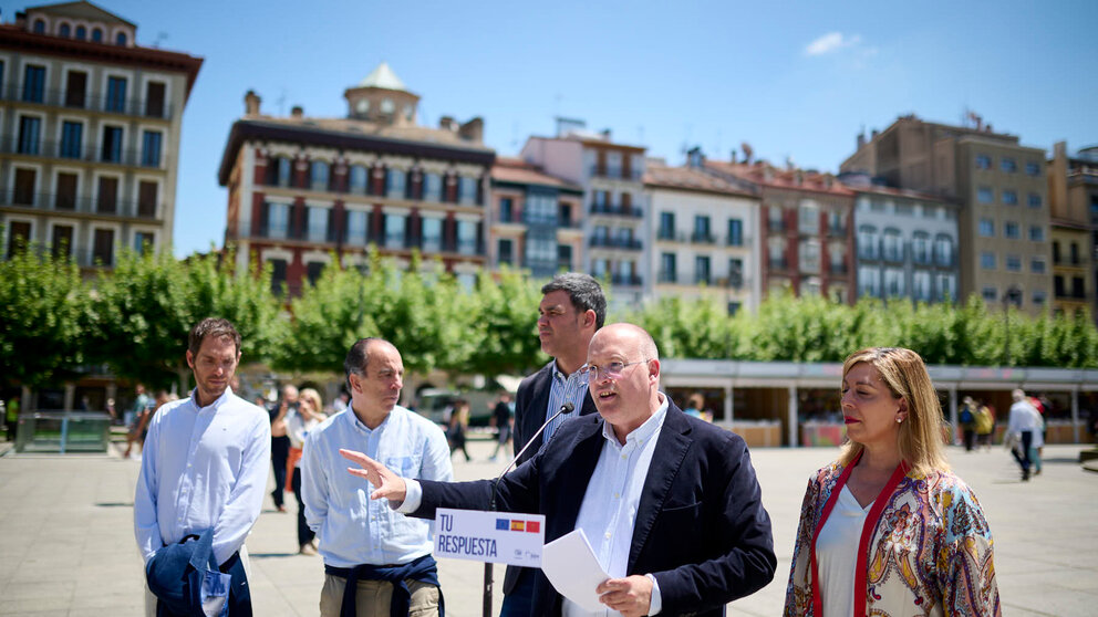 El portavoz del PP en el Congreso, Miguel Tellado, y el presidente del PPN, Javier García, atienden a los medios de comunicación en la Plaza del Castillo de Pamplona. PABLO LASAOSA