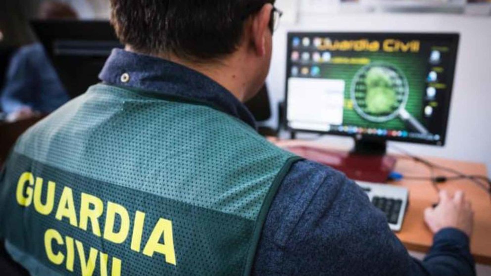 Un agente del equipo @ de la Guardia Civil. GUARDIA CIVIL