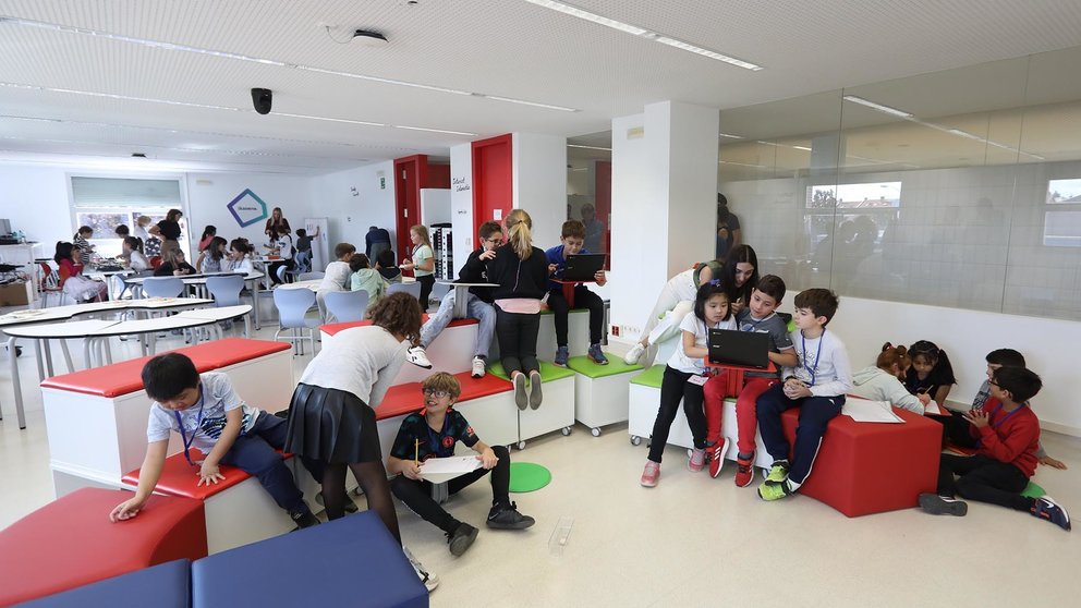 Imagen de archivo de un grupo de alumnos en el aula de aprendizaje digital del centro educativo Catalina de Foix de Zizur Mayor. GOBIERNO DE NAVARRA