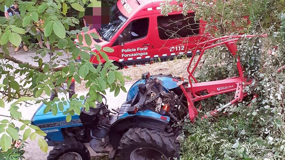 El conductor del tractor, de 71 años, quedó atrapado bajo el vehículo. POLICÍA FORAL